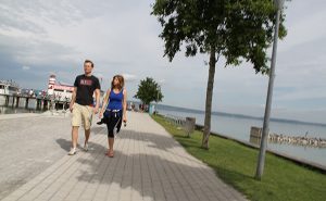 Paar auf der Strandpromenade in Podersdorf am See